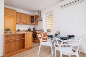 Klimatyzowany Apartament z Dwiema Sypialniami w Centrum Krakowa Blisko Rynku i Parku by Noclegi Renters