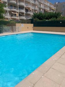 T3 avec piscine et proche de la mer 5mns à pied