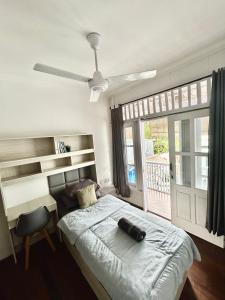 White sandat guest house