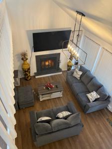 POCONOS everything close to Luxury vacational home in the heart of poconos with 3 outdoor pools for the public of the Tobyhanna community