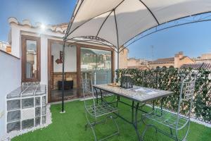 Ático dúplex con dos terrazas y solarium en plena Carrera de la Virgen