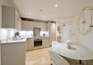 Luxury Boutique Designer Apartment- Tube Access- Zone 1