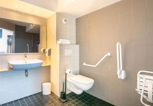 Hotels B&B HOTEL Lyon Aeroport Saint-Quentin-Fallavier : Chambre Double - Accessible aux Personnes à Mobilité Réduite 