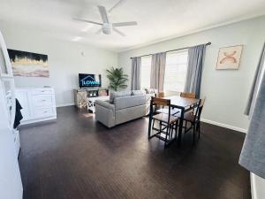 Bayview Regency Apartments By Lowkl