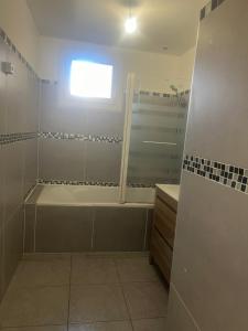 Maisons de vacances Villa climatise avec piscine et jacuzzi : photos des chambres