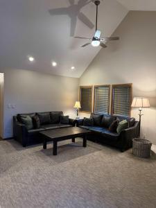 Cozy 2BDR with Stunning Location Near Town and Lifts