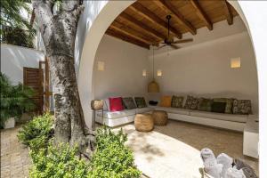 Colonial House with Pool