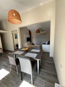 Apart Lucila- Casa equipada, zona residencial 1 dormitorio, asador y pileta