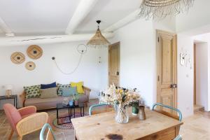 Maisons d'hotes Domaine Les Petites Vaines : Appartement 2 Chambres de Luxe avec Vue sur le Jardin