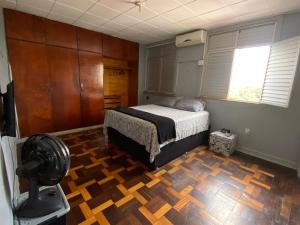 Quartos confortáveis em apartamento prox pç da República