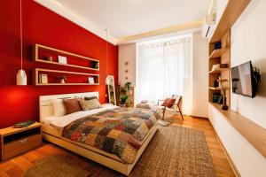 Grand Gallery with Cinema & Balcony Old Town