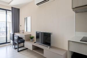 Luxury Condo Libary Pool Gym BTS King Bed