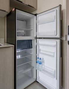 Luxury Condo Libary Pool Gym BTS King Bed