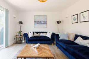 Beach house for 10 with hot tub & garden