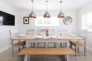 Beach house for 10 with hot tub & garden