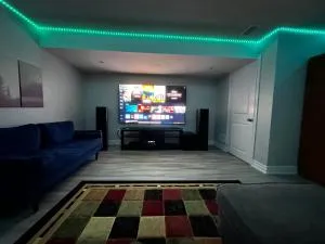 Ravine Retreat - 3RM Suite, 2BD, 1 WR, Pool, Sauna - Ошава