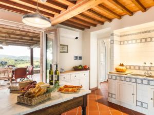 CASALE OMBRONE 11, Emma Villas