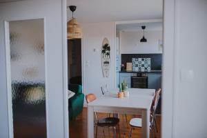 Appartements Le Cote Ouest - 2 Bedroom Apartment with Garage : photos des chambres