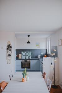 Appartements Le Cote Ouest - 2 Bedroom Apartment with Garage : photos des chambres