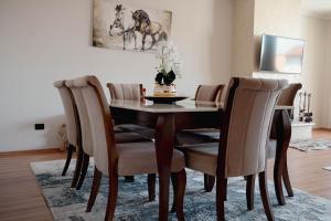 Whole Floor Apartment In Upscale Neighborhood