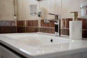 Whole Floor Apartment In Upscale Neighborhood