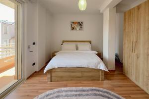 Whole Floor Apartment In Upscale Neighborhood