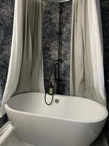 Number 78 Guest house M56 junction 12 located 5 minutes drive from Frodsham Continental breakfast Included