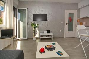 Lola - New, best located, elegant & super tidy