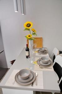 Lola - New, best located, elegant & super tidy