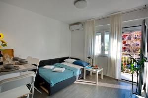 Lola - New, best located, elegant & super tidy