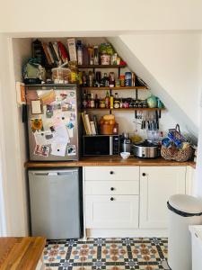 Characterful Victorian Terrace with Parking 10 min walk to the city