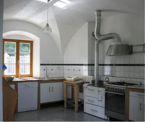 Helles Landhaus auf Waldlichtung