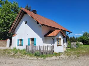 Helles Landhaus auf Waldlichtung