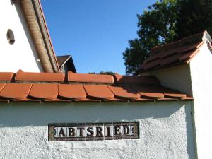 Helles Landhaus auf Waldlichtung