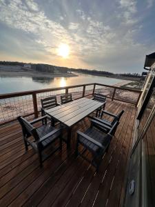 Sunset Serenity 5 Bedroom, Private Lake, Hot Tub