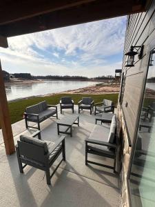 Sunset Serenity 5 Bedroom, Private Lake, Hot Tub
