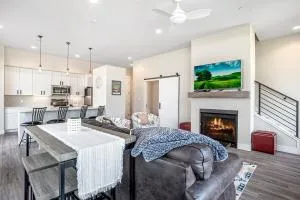 Cozy Downtown Condo with Jacuzzi 5 Min to Resort - 冬季公园