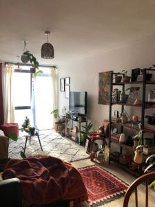 Double rooms in relaxing, plant- filled, artsy home!
