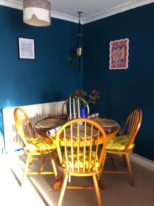 Double rooms in relaxing, plant- filled, artsy home!