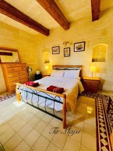 Ta Majsi farmhouse with indoor heated pool