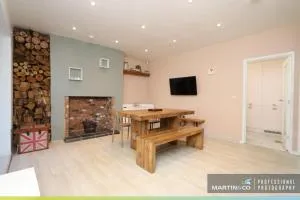 The PINK House , FREE Parking , 3 Bedrooms , Garden , close to M4 and countryside! - Bassaleg