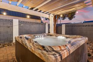 Vacation House! 6BR, FREE Heated Pool, Arcade & Hot Tub