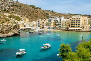 40sec walk to Xlendi Beach - Fully Air Con & Heated Brand New Central Apartment