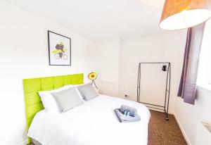 4 Bed - 2 Baths 1 Walk In Shower Lots Of Parking