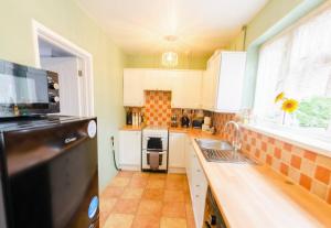 4 Bed - 2 Baths 1 Walk In Shower Lots Of Parking