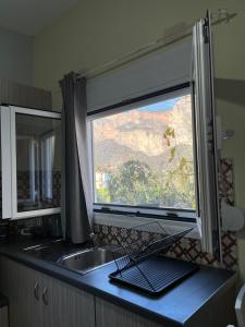 Grekou Farmhouse in the waves