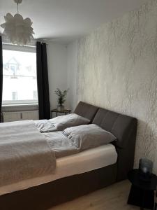 Interior Apartments - Service Apartments in Bahnhofsnähe und UNESCO-Bergpark mit Parkplatzmöglichkeit, EBK, kinderfreundlich, Familienzimmer