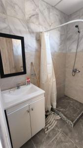 Depto en planta baja con Aire acondicionado a 500m de la ruta - Camas individuales