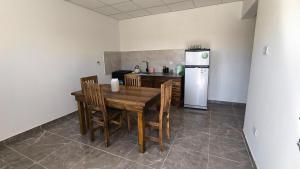 Depto en planta baja con Aire acondicionado a 500m de la ruta - Camas individuales