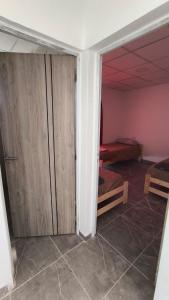 Depto en planta baja con Aire acondicionado a 500m de la ruta - Camas individuales